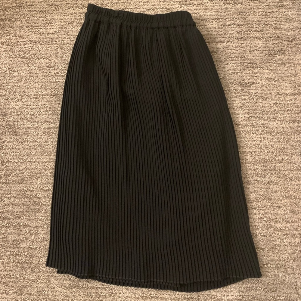 H&M Black Pleated Skirt -Medium